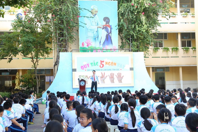 Bác sĩ Nguyễn Nguyệt Cầu nói về giới tính với học sinh - Ảnh 1.