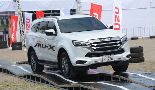 Doanh số bán Isuzu mu-X trong tháng 3.2024 đạt 10 xe, tăng 4 xe so với tháng trước đó. Nổi tiếng về sự bền bỉ, chắc chắn… tuy nhiên những hạn chế về chính sách bán hàng, quảng bá sản phẩm của Isuzu Việt Nam khiến doanh số bán Isuzu mu-X khá 