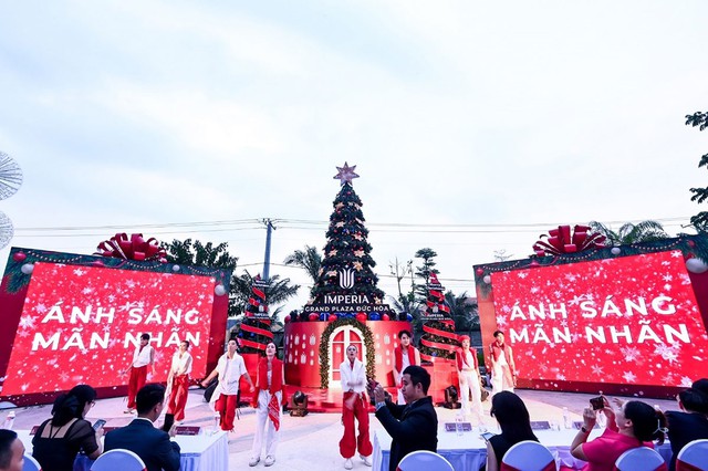 Mùa lễ hội Noel hoành tráng trên đại lộ thương mại tại Long An - Ảnh 2.
