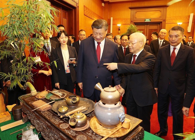 Tổng Bí thư Nguyễn Phú Trọng và Tổng Bí thư, Chủ tịch nước Trung Quốc Tập Cận Bình nghe giới thiệu về tràẢnh: TTXVN