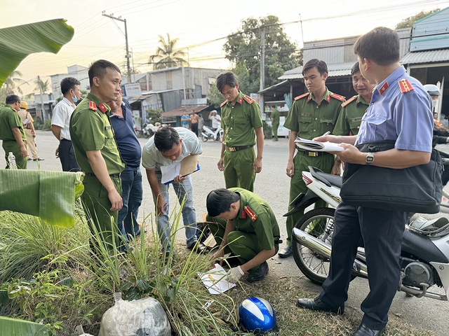 An Giang: Đang đi xe máy trên đường, ghen tuông chồng dùng dao đâm chết vợ - Ảnh 2.