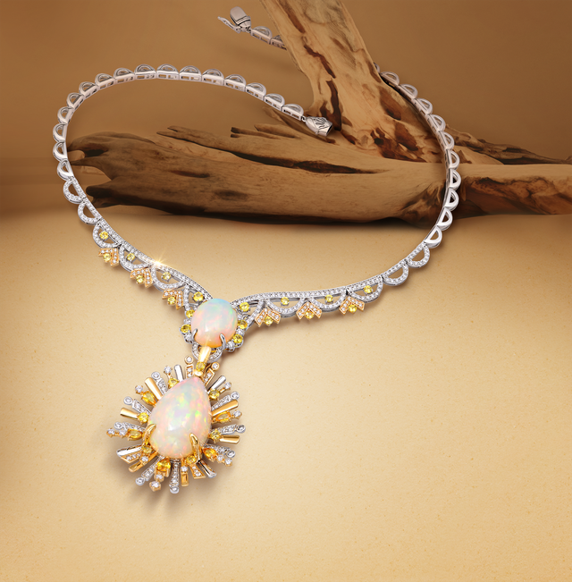 Thiết kế vòng cổ trong bộ trang sức được làm từ đá Opal - viên đá của sự bình tĩnh, thanh tịnh và cân bằng kết hợp cùng đá Sapphire vàng tôn vinh vẻ đẹp rực rỡ của phái đẹp. Ảnh: PNJ