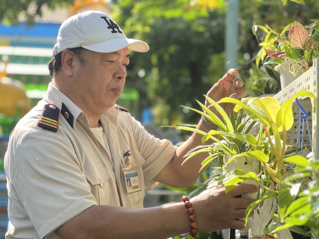 Ông Sơn làm bảo vệ tại Trường mầm non Hoa Lan (Q.Gò Vấp) được 25 năm - Ảnh: Vũ Phượng