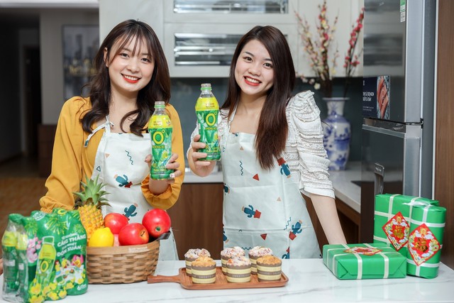 Cùng người thân vào bếp nấu món ăn yêu thích và thưởng thức chai Trà Xanh Không Độ, tâm sự những chuyện đã qua và những dự định sắp tới là những khoảnh khắc tuyệt đẹp làm nên cái Tết ấm áp Cùng người thân vào bếp nấu món ăn yêu thích và thưởng thức chai Trà Xanh Không Độ, tâm sự những chuyện đã qua và những dự định sắp tới là những khoảnh khắc tuyệt đẹp làm nên cái Tết ấm áp