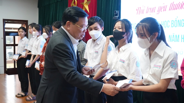 Ông Thái Viết Tường - Giám đốc Sở Giáo dục và Đào tạo tỉnh Quảng Nam trao học bổng và động viên, dặn dò các em học sinh