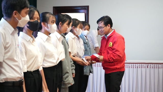 Đại diện Công ty Tân Hiệp Phát, ông Huỳnh Quang Trung - Giám đốc nhà máy Number One Chu Lai bày tỏ niềm vui và khâm phục tinh thần hiếu học, sự nỗ lực vươn lên của những người con xứ Quảng
