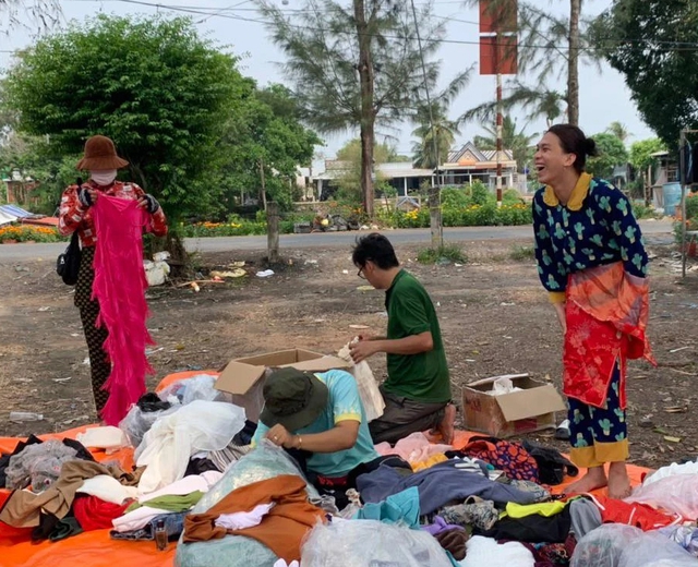 'Tủ đồ thời trans' trao tay 1,5 tấn quần áo, mỹ phẩm cho người chuyển giới nữ - Ảnh 1.