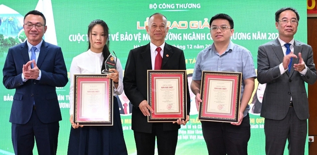 Bộ Công thương trao 12 giải thưởng thi viết về bảo vệ môi trường