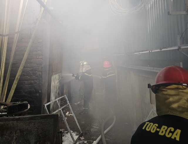 3 đơn vị chữa cháy dập tắt vụ hỏa hoạn ở cửa hàng cơ khí - Ảnh 2.