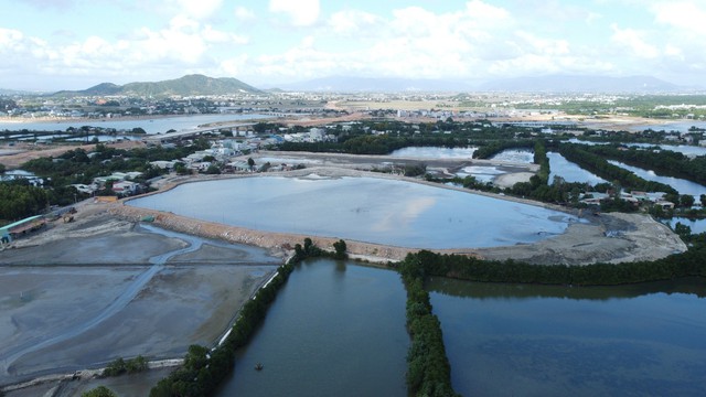 Vụ bùn làm nghẽn sông ở Bình Định: Phải chụp ảnh khắc phục báo cáo hàng ngày - Ảnh 3.
