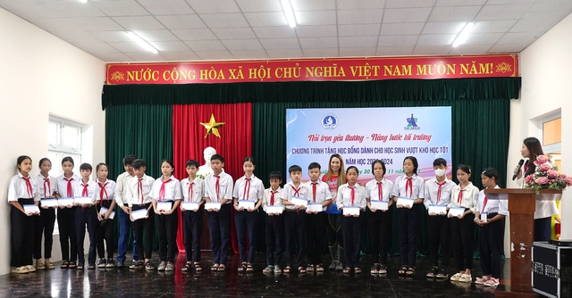 Bà Vũ Phương Thanh, Đại sứ thương hiệu nhãn hàng Nước tăng Lực Number 1 trao học bổng cùng quý thầy cô trao học bổng cho các em học sinh vượt khó tại huyện Núi Thành