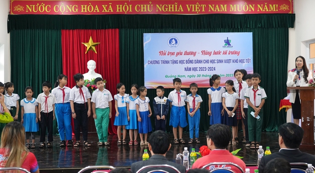 Các em học sinh tại huyền Tiên Phước nhận học bổng từ chương trình "Nối trọn yêu thương – Nâng bước tới trường"