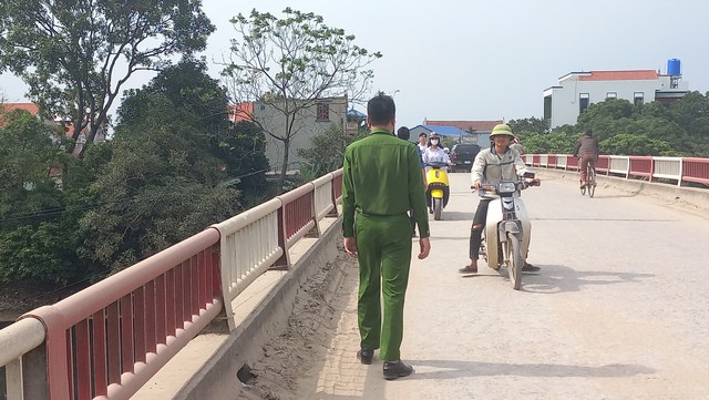Phát hiện thi thể nghi của 2 bé gái sau khi phát hiện người bố tử vong - Ảnh 3. Phát hiện thi thể nghi của 2 bé gái sau khi phát hiện người bố tử vong - Ảnh 3.