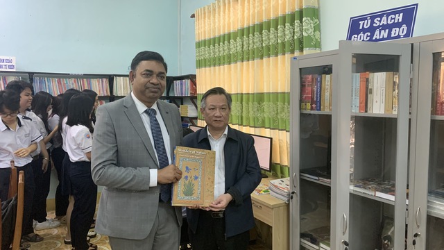 Tổng lãnh sự Ấn Độ tại TP.HCM tặng sách cho học sinh Phú Yên - Ảnh 1.