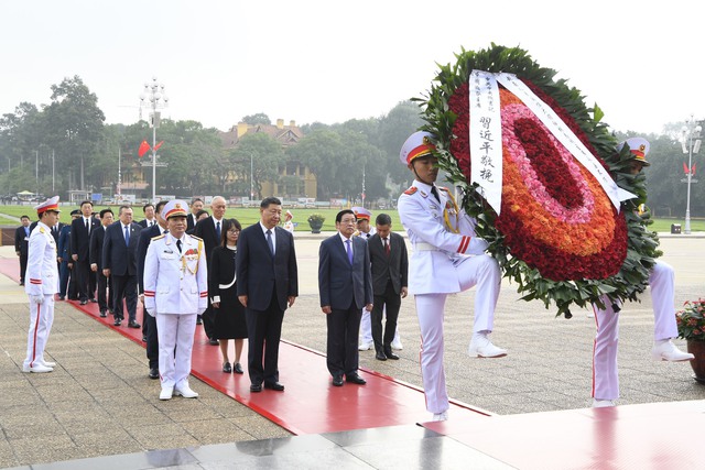 Tổng Bí thư, Chủ tịch nước Tập Cận Bình vào Lăng viếng Chủ tịch Hồ Chí Minh - Ảnh 1.