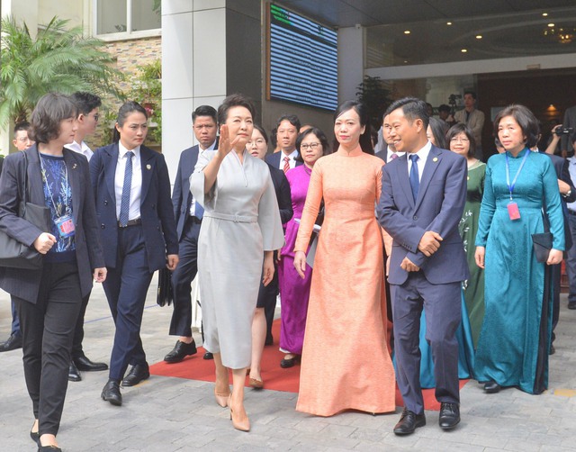 Phu nhân Tổng Bí thư, Chủ tịch nước Trung Quốc thăm ĐH Quốc gia Hà Nội - Ảnh 2.