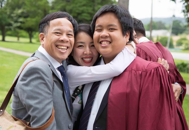 &quot;Thần đồng&quot; Đỗ Nhật Nam hạnh phúc bên bố mẹ trong ngày tốt nghiệp THPT tại Mỹ
