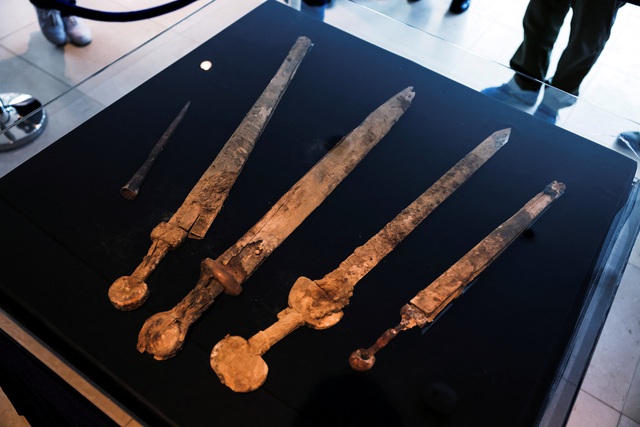 Thanh kiếm La Mã là phát hiện khảo cổ thú vị nhất năm 2023 của National Geographic - Ảnh 1.
