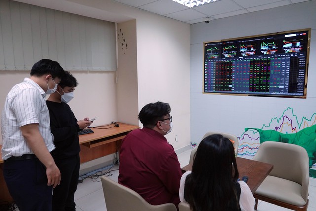 Chứng khoán Mỹ lập kỷ lục mới, vì sao VN-Index mãi loay hoay ở mức thấp? - Ảnh 1. Chứng khoán Mỹ lập kỷ lục mới, vì sao VN-Index mãi loay hoay ở mức thấp? - Ảnh 1.