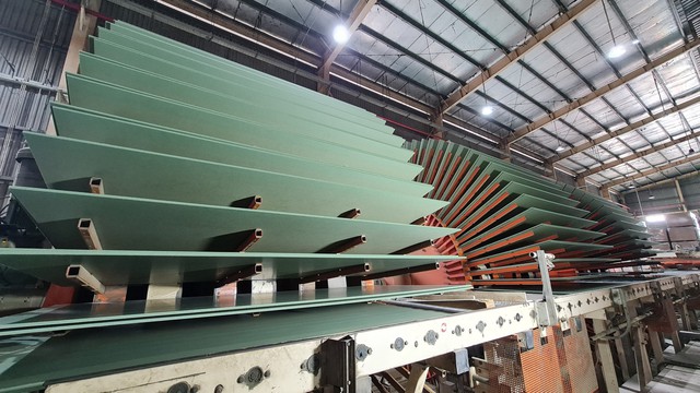 Dây chuyền sản xuất của Công ty CP gỗ MDF VRG Kiên Giang