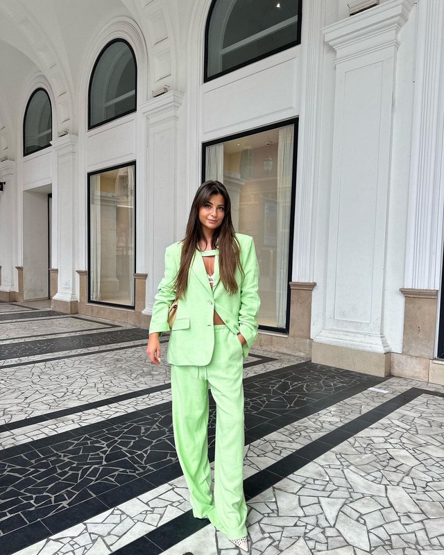 Áo blazer kết hợp với trang phục nào để toát lên khí chất - Ảnh 3. Áo blazer kết hợp với trang phục nào để toát lên khí chất - Ảnh 3.