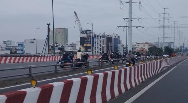 CSGT TP.HCM mời làm việc đoàn mô tô chạy trong làn ô tô trên cầu Bình Lợi - Ảnh 1.