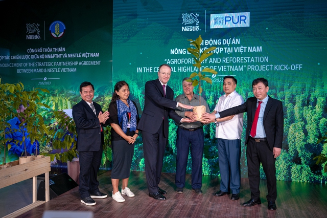 Nestlé Việt Nam dẫn đầu Top 10 Doanh nghiệp bền vững trong lĩnh vực sản xuất 2023 - Ảnh 3.