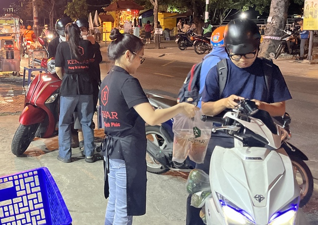 Trà chanh giã tay chưa hết sốt, người trẻ tiếp tục bắt trend trà cam ngũ vị - Ảnh 1. Trà chanh giã tay chưa hết sốt, người trẻ tiếp tục bắt trend trà cam ngũ vị - Ảnh 1.