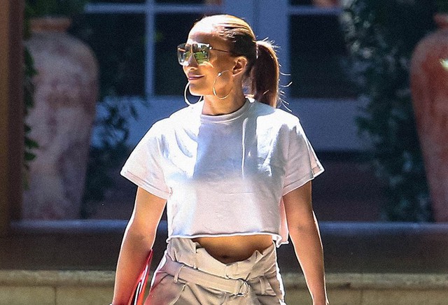 U60 Jennifer Lopez gây sốc khi diện crop top mạ bạc hở ngực lên phát biểu - Ảnh 5.