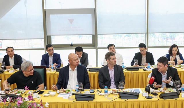 Tương lai AI Việt Nam: CEO MoMo đề xuất, CEO NVIDIA ủng hộ - Ảnh 2.
