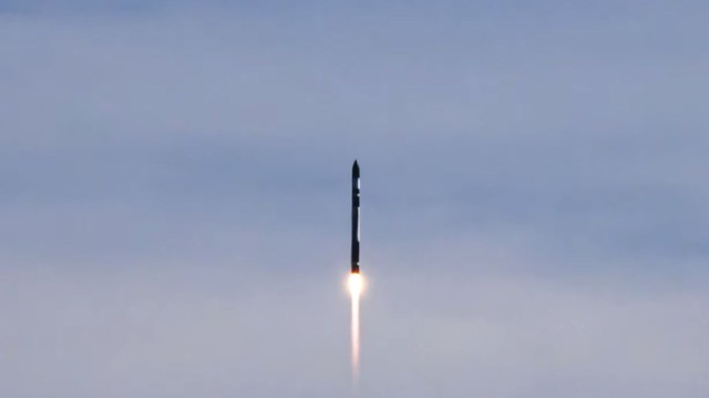 Đối thủ của SpaceX lại phóng thành công vệ tinh - Ảnh 2.