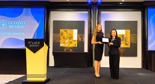 Đại diện Tập đoàn TH thay mặt Anh hùng lao động Thái Hương nhận giải thưởng Nhà lãnh đạo phát triển bền vững toàn cầu từ BTC Le Fonti Awards