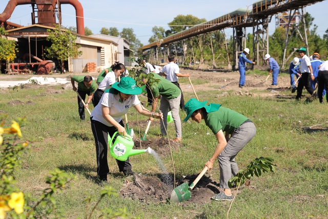 Ban lãnh đạo TTC AgriS cùng chính quyền tỉnh Tây Ninh trồng những cây xanh đầu tiên trong Dự án TTC AgriS 10 triệu cây xanh - Kiến tạo tương lai xanh