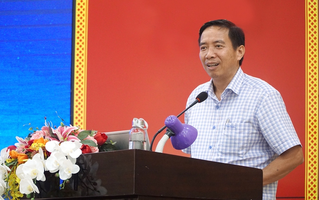 TS Nguyễn Văn Dư truyền đạt các nội dung về chuyển đổi số cho cán bộ, công chức, viên chức TX.Ninh Hòa