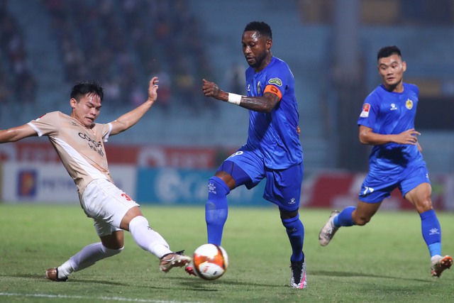 Quang Hải bị kèm chặt, CLB CAHN chia điểm với tân binh V-League - Ảnh 2.