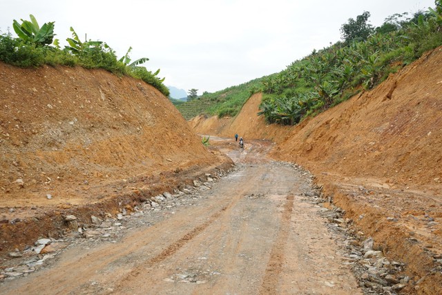 Dỡ nhà, cắt ruộng mở đường giao thông nông thôn mới ở vùng cao Lào Cai - Ảnh 1.