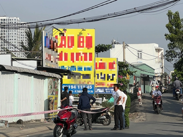 TP.HCM: Phát hiện nam thanh niên tử vong bất thường trên vỉa hè, nghi án mạng - Ảnh 2.