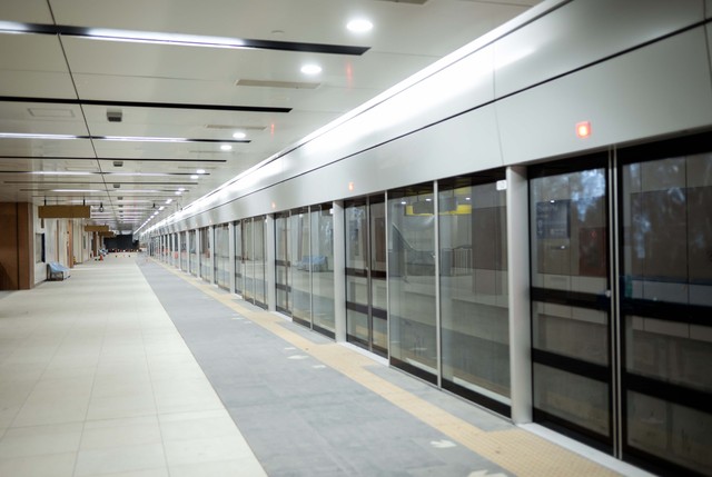 Ga tàu metro số 1 thành sàn diễn thời trang chào năm mới 2024 - Ảnh 3.