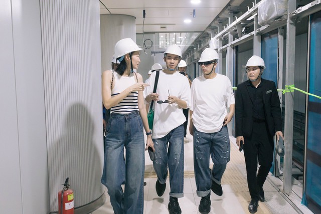 Ga tàu metro số 1 thành sàn diễn thời trang chào năm mới 2024 - Ảnh 1. Ga tàu metro số 1 thành sàn diễn thời trang chào năm mới 2024 - Ảnh 1.