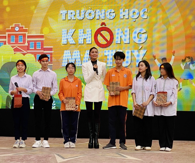 Nghệ sĩ Việt kêu gọi giới trẻ tránh xa ma túy - Ảnh 1.