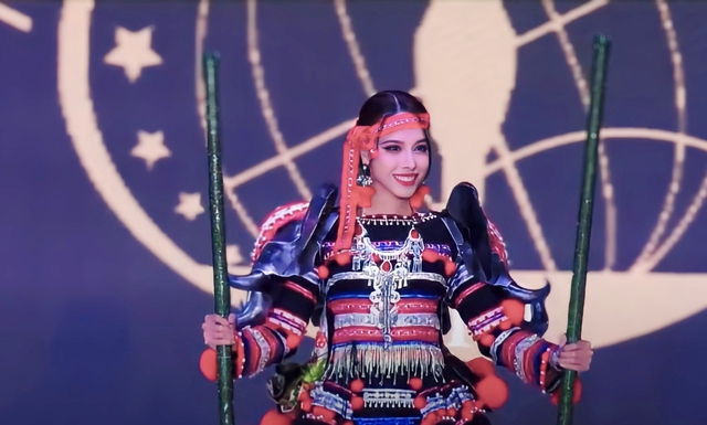 Á hậu Ngọc Hằng bị gãy cà kheo trong phần thi Trang phục dân tộc - Ảnh 2.