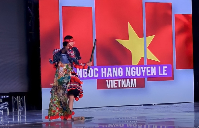 Á hậu Ngọc Hằng bị gãy cà kheo trong phần thi Trang phục dân tộc - Ảnh 3.