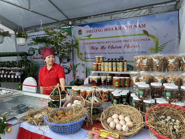Thưởng thức đặc sản Nam Ô tại hội chợ sản phẩm đặc trưng - Ảnh 1.