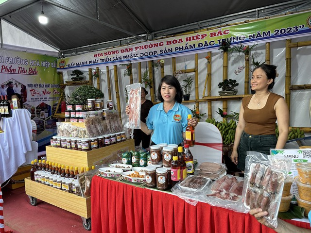 Thưởng thức đặc sản Nam Ô tại hội chợ sản phẩm đặc trưng - Ảnh 2.