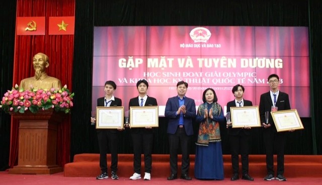 Bộ GD-ĐT tuyên dương học sinh đoạt giải các kỳ thi quốc tế  - Ảnh 1.