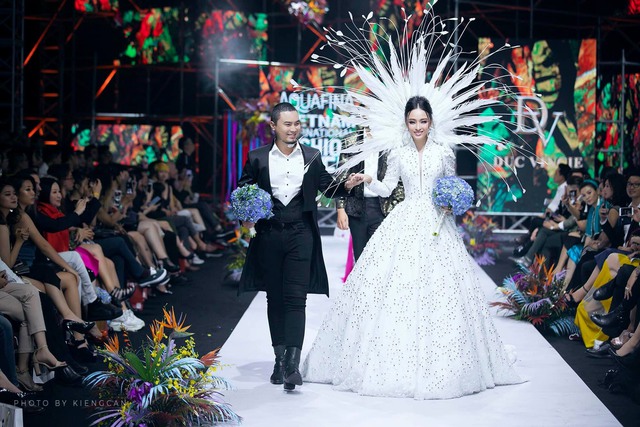 NTK Đức Vincie trưng bày mẫu váy của cố diễn viên Mai Phương tại Vietnam's Fashion Journey - Ảnh 3.