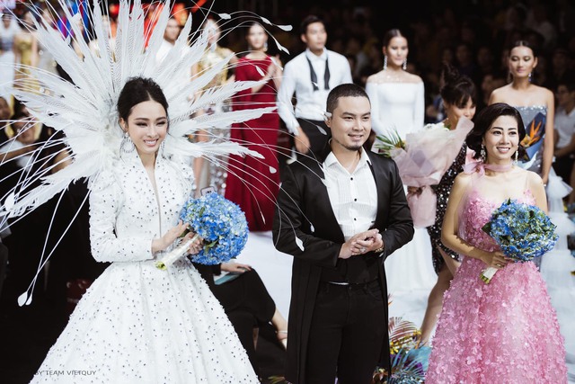 NTK Đức Vincie trưng bày mẫu váy của cố diễn viên Mai Phương tại Vietnam's Fashion Journey - Ảnh 1.
