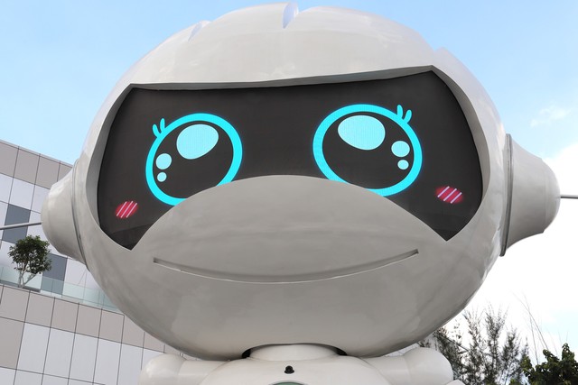 Bạn trẻ rủ nhau check-in với robot ‘siêu to khổng lồ’ - Ảnh 2. Bạn trẻ rủ nhau check-in với robot ‘siêu to khổng lồ’ - Ảnh 2.