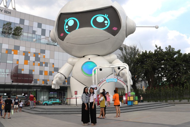 Bạn trẻ rủ nhau check-in với robot ‘siêu to khổng lồ’ - Ảnh 5.