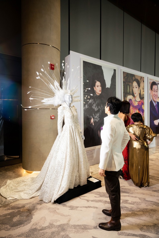 NTK Đức Vincie trưng bày mẫu váy của cố diễn viên Mai Phương tại Vietnam's Fashion Journey - Ảnh 5.